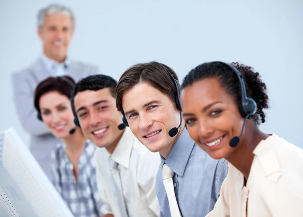Positieve business werken in een callcenter — Stockfoto