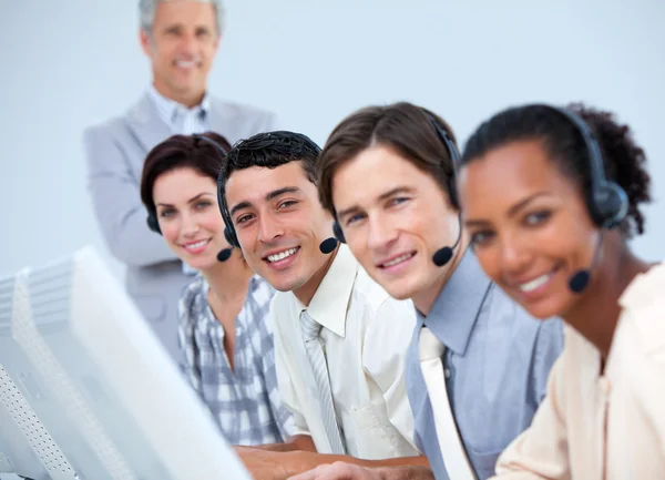 Fröhliche Geschäftspartner, die im Callcenter arbeiten — Stockfoto