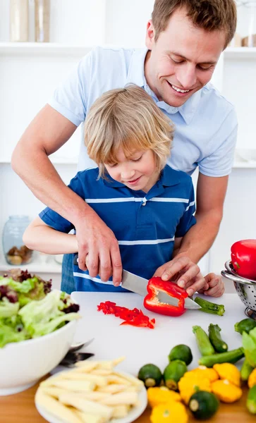 Pai alegre e seu filho cozinhar — Fotografia de Stock