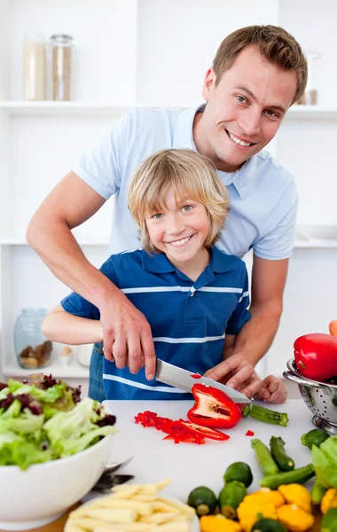 Vrolijke vader en zijn zoon koken — Stockfoto