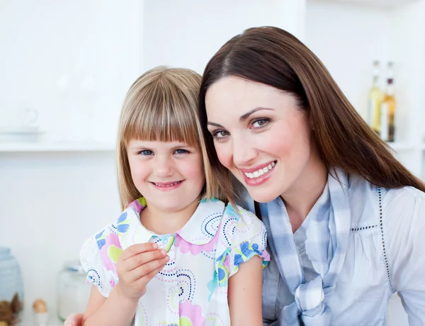Caring mother and her daughter eating vegetables — Stock Photo, Image