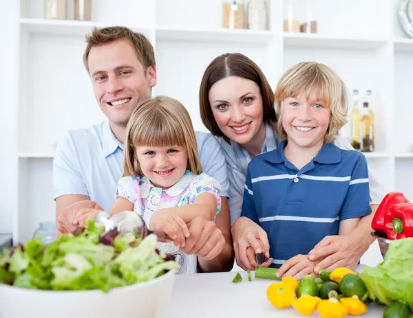 Весела молода сім'я готує разом — стокове фото
