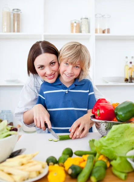 Cuidar a la madre y a su hijo cocinar — Foto de Stock