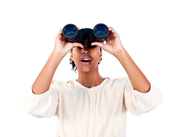 Mujer de negocios sorprendida mirando a través de prismáticos —  Fotos de Stock