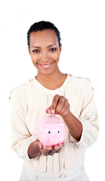 Charmiga affärskvinna spara pengar i en piggybank — Stockfoto