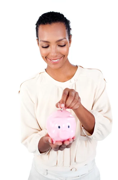 Młoda kobieta afro-amerykański oszczędności w skarbonka — Zdjęcie stockowe