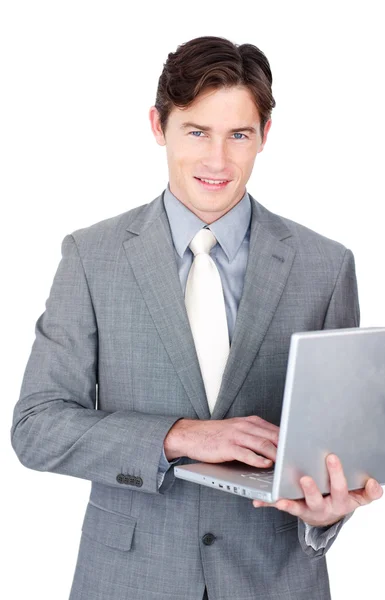 Charmanter Geschäftsmann mit Laptop — Stockfoto