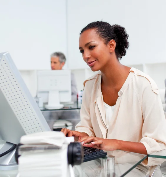 Концентрированная деловая женщина, работающая за компьютером — стоковое фото