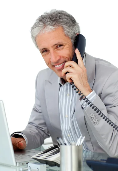 微笑着成熟的商人在电话上交谈 — 图库照片