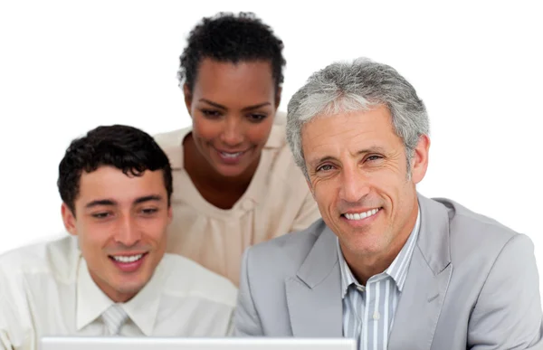 Negocios multiétnicos trabajando en una computadora — Foto de Stock