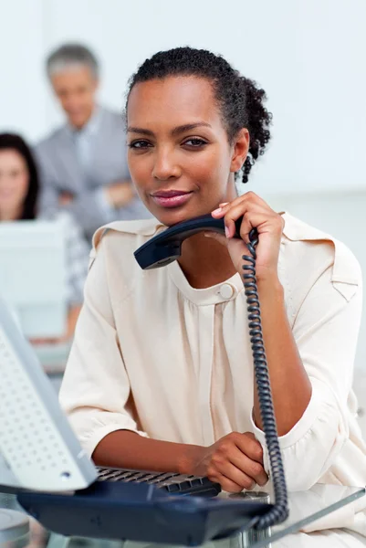 Ernstige zakenvrouw houden een telefoon — Stockfoto