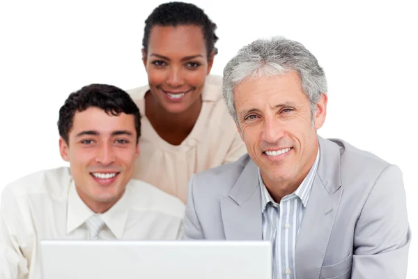 Charismatische bedrijf medewerkers met behulp van een laptop — Stockfoto