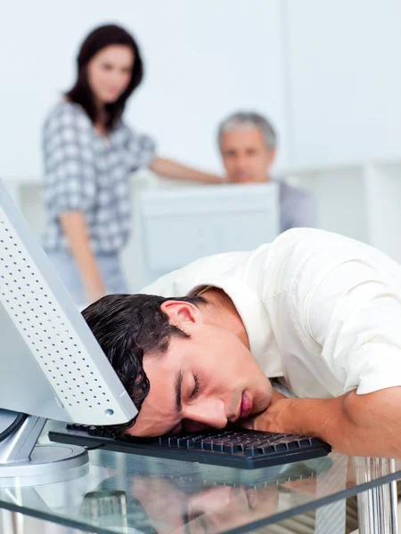 Homem de negócios cansado dormindo em seu teclado — Fotografia de Stock