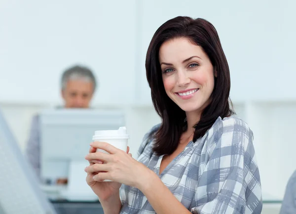 Светящаяся деловая женщина пьет кофе — стоковое фото