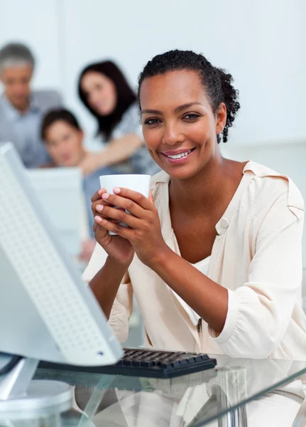 Confident businesswoman drinking a coffee — Stock Photo, Image