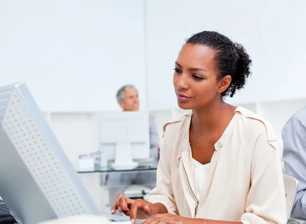 Concentrated businesswoman working at a computer — Stock Photo, Image