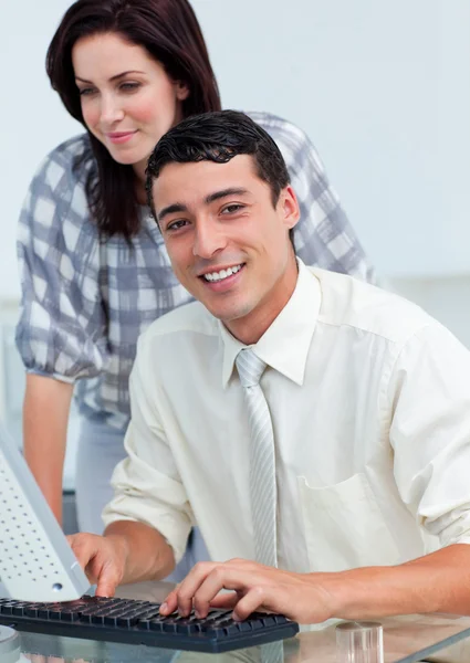 Smiling colleagues working together at a computer — Stock Photo, Image