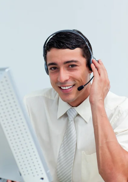 Asertywne biznesmen przy użyciu zestawu słuchawkowego — Zdjęcie stockowe