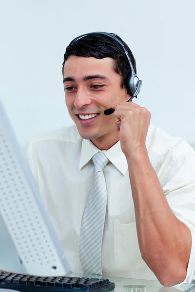 Młody biznesmen przy użyciu zestawu słuchawkowego — Zdjęcie stockowe