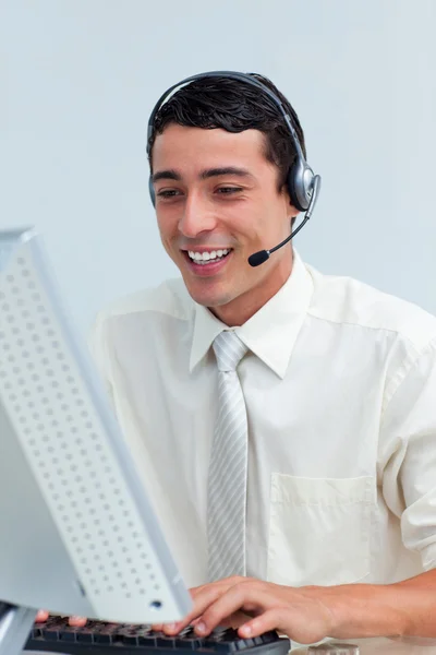 Vrolijke zakenman met behulp van headset — Stockfoto