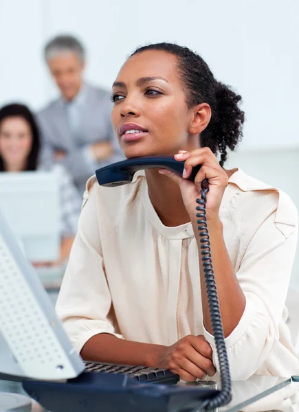 Vertrouwen zakenvrouw houden een telefoon — Stockfoto