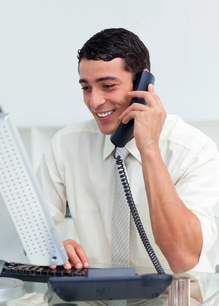 Sourire Homme d'affaires parlant au téléphone — Photo