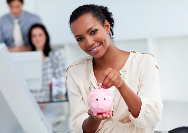 Selbstbewusste Geschäftsfrau spart Geld in Sparschwein — Stockfoto