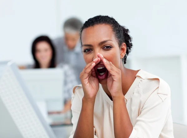 Афро-американская деловая женщина кричит в офисе — стоковое фото