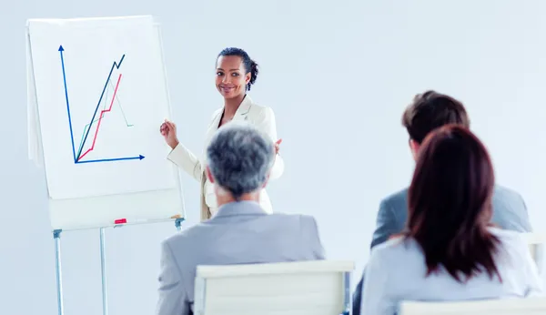 Lachende etnische zakenvrouw bezig met een presentatie — Stockfoto