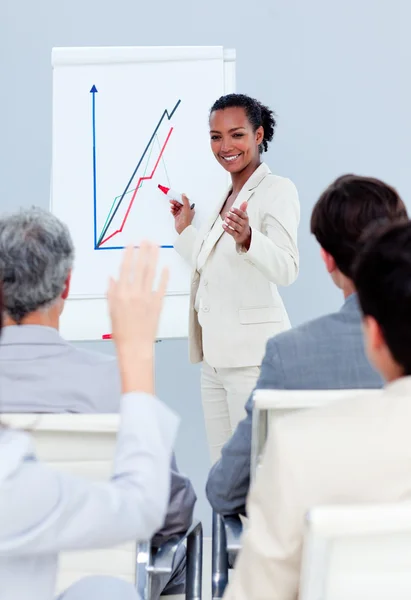 Zelfverzekerd zakenvrouw bezig met een presentatie — Stockfoto