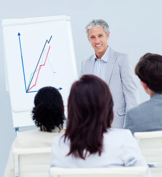 Volwassen zakenman bezig met een presentatie — Stockfoto