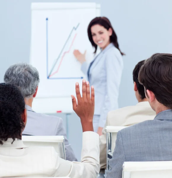 Empresaria concentrada haciendo una pregunta en una conferencia — Foto de Stock