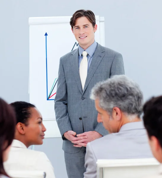 Empresário confiante fazendo uma apresentação — Fotografia de Stock