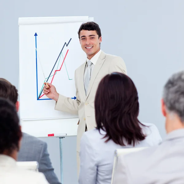 Positieve jonge zakenman bezig met een presentatie — Stockfoto