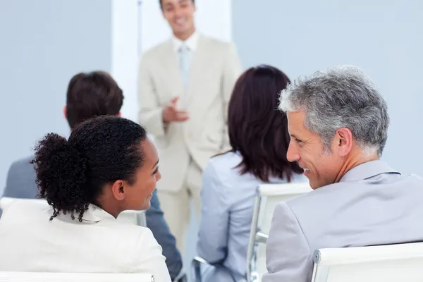 Two business interacting at a conference — Stock Photo, Image