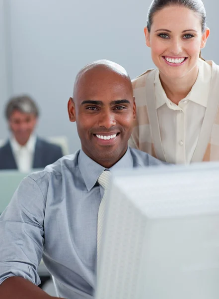 Selbstbewusste Geschäftspartner, die gemeinsam am Computer arbeiten — Stockfoto