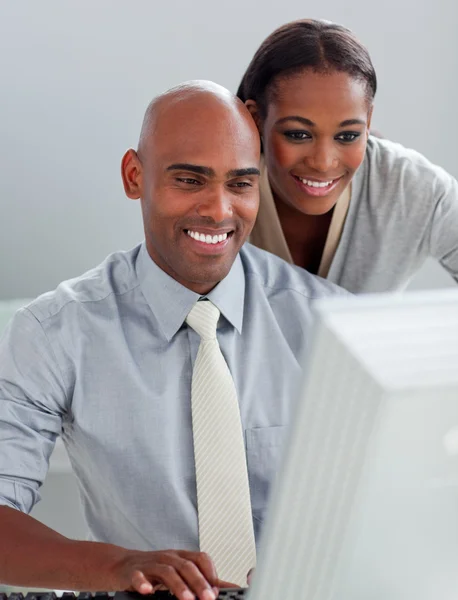 Säker affär deltagare arbetar på en dator tillsammans — Stockfoto