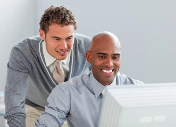 Socios de negocios carismáticos trabajando juntos en una computadora — Foto de Stock