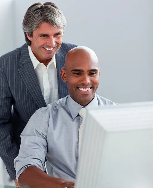 Позитивные деловые партнеры, работающие за компьютером вместе — стоковое фото