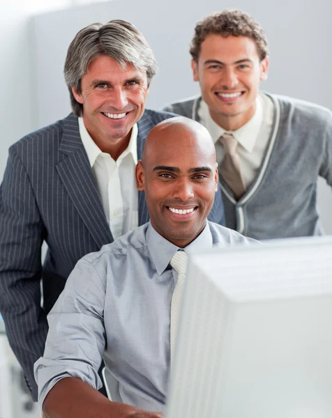 Självsäker affärspartners som arbetar på en dator tillsammans — Stockfoto