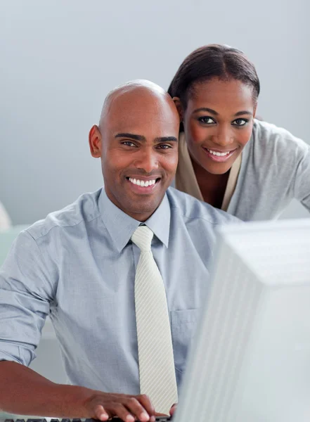 Porträt zweier afroamerikanischer Kollegen, die am Computer arbeiten — Stockfoto