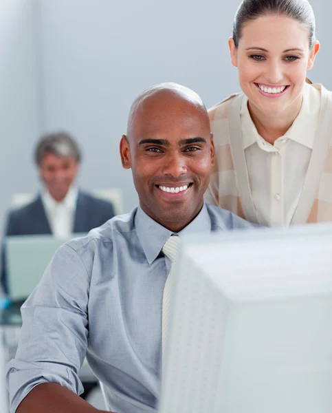 Dos colegas de negocios positivos trabajando en una computadora — Foto de Stock