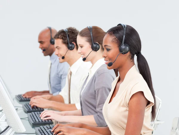 Team di lavoro concentrato che lavora in un call center — Foto Stock