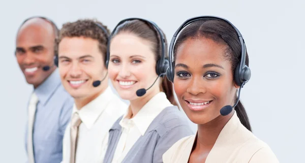 Lächelndes Business-Team mit Headset — Stockfoto