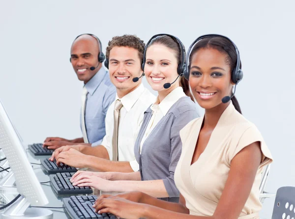 Multi-etnische klantenservice via headset — Stockfoto