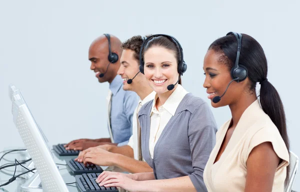 Representantes de atendimento ao cliente em um call-center — Fotografia de Stock