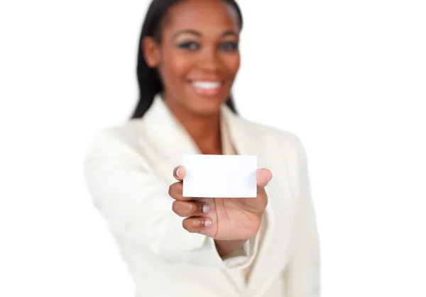 Mujer de negocios afroamericana sonriente sosteniendo una tarjeta blanca — Foto de Stock
