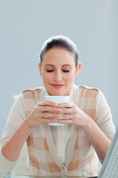 Красивая деловая женщина пьет кофе — стоковое фото