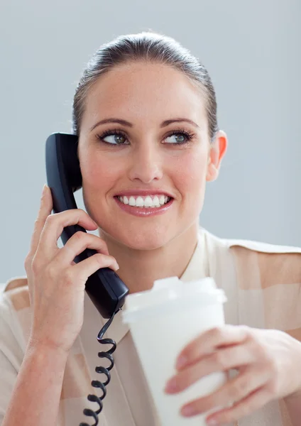 Jonge zakenvrouw op telefoon drinken een kopje koffie — Stockfoto