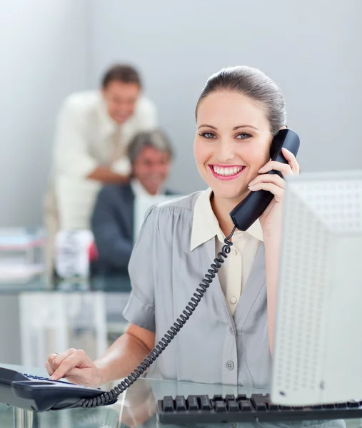 Charismatische Geschäftsfrau am Telefon, die am Computer arbeitet — Stockfoto